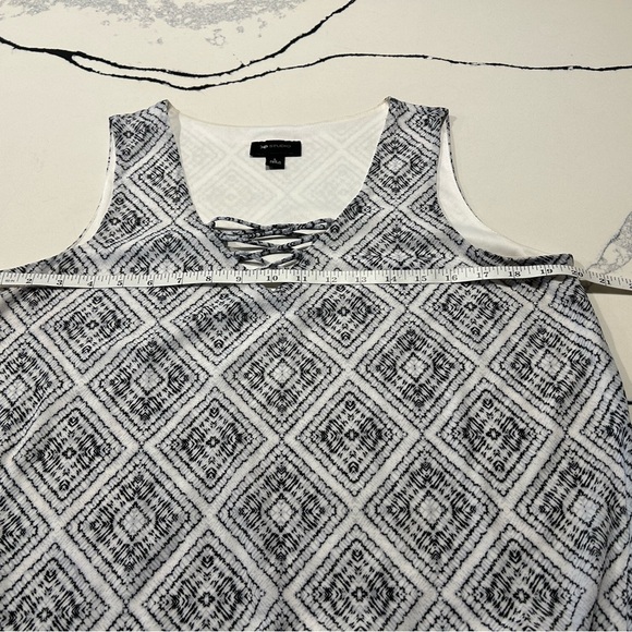 AB Studio sleeveless black and white shirt with a laced V-neck - Picture 6 of 7